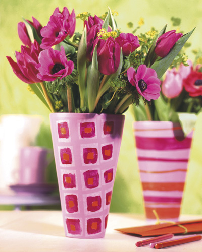 Vases dandeacutecorandeacutes by Flora Press