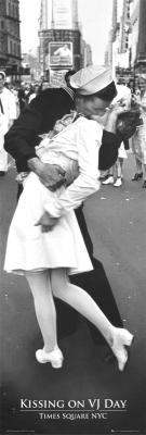 Kissing on VJ Day art print by Door Posters
