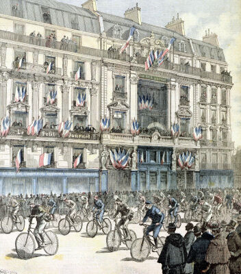 The start of the Paris-Brest bicycle race in front of the offices of 'Le Petit Journal'