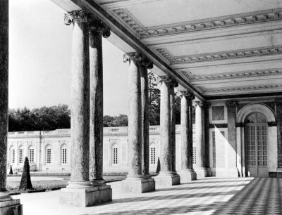 View of the peristyle and the left wing of the Grand Trianon 1687